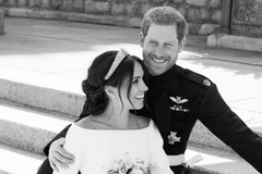 Hé lộ bức ảnh chưa từng thấy của Hoàng tử Harry và Meghan