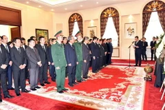 Cán bộ, nhân viên Đại sứ quán Việt Nam tại Trung Quốc viếng Chủ tịch nước Trần Đại Quang. (Ảnh: Vĩnh Hà/TTXVN)