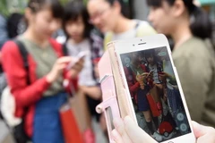 Học sinh Nhật Bản chơi trò chơi điện tử tại Tokyo. (Nguồn: AFP/TTXVN)