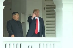 Hai nhà lãnh đạo Donald Trump và Kim Jong-un vẫy chào các phóng viên. (Nguồn: NBC)