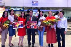 Đại sứ Lê Quý Quỳnh và bà con ra tận sân bay đón đội tuyển Việt Nam. (Ảnh: Lương Hòa/Vietnam+)