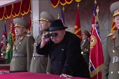 Nhà lãnh đạo Triều Tiên Kim Jong-un (giữa) và các quan chức quân đội. (Nguồn: YONHAP/TTXVN)