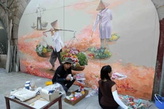 [Video] Phố Bích họa Phùng Hưng khoác lên mình tấm áo mới đón tết