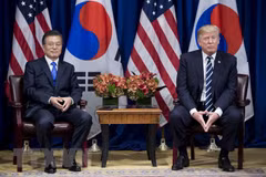 Tổng thống Mỹ Donald Trump (phải) và người đồng cấp Hàn Quốc Moon Jae-in tại một cuộc gặp. (Nguồn: AFP/TTXVN)