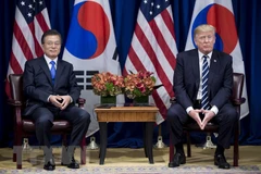 Tổng thống Mỹ Donald Trump (phải) và người đồng cấp Hàn Quốc Moon Jae-in tại một cuộc gặp. (Nguồn: AFP/TTXVN)