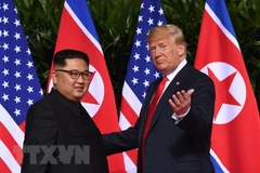 Tổng thống Mỹ Donald Trump (phải) và nhà lãnh đạo Triều Tiên Kim Jong-un tại Hội nghị thượng đỉnh Mỹ-Triều ở Singapore ngày 12/6. (Nguồn: AFP/TTXVN)