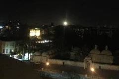 Tên lửa phòng không bay trên bầu trời tại phía nam Damascus, Syria ngày 17/4. (Nguồn: THX/TTXVN)