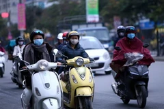 Người dân Hà Nội chuẩn bị sẵn áo ấm để chống rét. (Ảnh: Danh Lam/TTXVN)