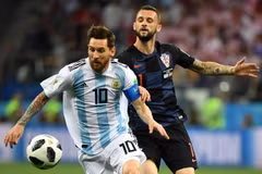 Cầu thủ Lionel Messi (phía trước) của Argentina tranh bóng với Marcelo Brozovic của Croatia trong trận đấu ở bảng D World Cup 2018 diễn ra ở Nizhny Novgorod, Nga ngày 21/6. (Ảnh: THX/TTXVN)