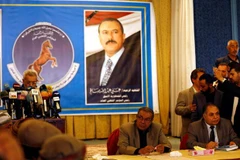 Ông Sadeq Amin Abou Rass (thứ hai từ phái sang). (Nguồn: Reuters)