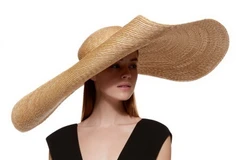 Mix đồ linh hoạt với mũ rộng vành “che cả thế giới” của Jacquemus