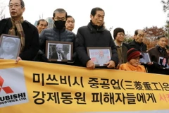 Những người ủng hộ người lao động bị buộc phải làm việc trong Chiến tranh thế giới thứ hai trước Tòa án Tối cao ở Seoul. (Nguồn: asia.nikkei.com)