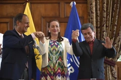 Trưởng đoàn đàm phán Chính phủ Colombia Juan Camilo Restrepo, Ngoại trưởng Ecuador Maria Fernanda Espinoza và Trưởng đoàn đàm phán ELN Pablo Beltran trong cuộc họp tại Quito, Ecuador ngày 4/9/2017. (Nguồn: AFP/TTXVN)
