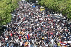 Hàng chục nghìn người Armenia ngày 2/5 đã kéo về thủ đô Yerevan. (Nguồn: EPA-EFE/TTXVN)
