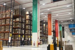 Trung tâm dịch vụ hậu cần Toll City(Singapore) sử dụng hệ thống xe lấy hàng tự động giúp tăng hiệu suất và giảm thiểu chi phí.