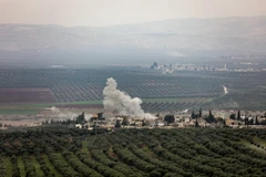  Khói bốc lên từ làng Deir Ballut ở vùng Afrin, Syria sau một cuộc không kích do Thổ Nhĩ Kỳ tiến hành ngày 10/2. (Nguồn: AFP/TTXVN)