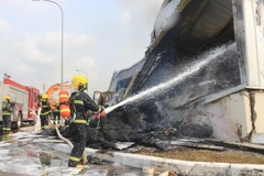  Lực lượng phòng cháy Đông Hưng (Trung Quốc) hỗ trợ chữa cháy. (Ảnh: Văn Đức/TTXVN)