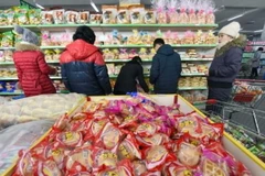 Người dân Triều Tiên mua sắm tại một siêu thị ở Bình Nhưỡng. (Nguồn: Kyodo/TTXVN)