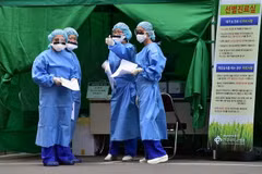 Nhân viên y tế làm việc tại khu vực cách ly dành cho bệnh nhân nhiễm MERS tại thủ đô Seoul, Hàn Quốc. (Ảnh: AFP/TTXVN)