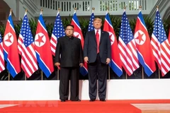 Tổng thống Mỹ Donald Trump (phải) và nhà lãnh đạo Triều Tiên Kim Jong-un tại cuộc gặp thượng đỉnh Mỹ-Triều ở Singapore ngày 12/6. (Ảnh: Yonhap/TTXVN)