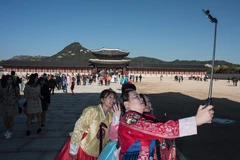 Khách du lịch thăm Cung điện Hoàng gia Gyeongbokgung ở thủ đô Seoul. (Ảnh minh họa. AFP/TTXVN)
