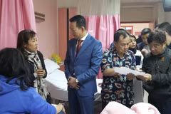 [Photo] Đại sứ Việt Nam tại Ai Cập thăm hỏi nạn nhân trong vụ đánh bom