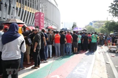 Rất đông cổ động viên xếp hàng, chờ đợi mua vé tại sân Bukit Jalil (Kuala Lumpur). (Ảnh: Hoàng Linh/TTXVN)