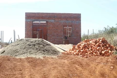 Một căn nhà được xây dựng kiên cố trên đất lâm nghiệp. (Ảnh: Anh Dũng/TTXVN)