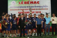 Ban Tổ chức trao cúp Vientiane Cup 2018 cho đội vô địch. (Ảnh: TTXVN)