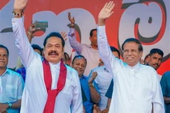 Tổng thống Sri Lanka Maithripala Sirisena (phải, trước) và Thủ tướng mới được bổ nhiệm Mahinda Rajapakse (trái, trước) ở ngoại ô Colombo ngày 5/11/2018. (Ảnh: THX/TTXVN)