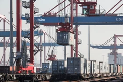 Xếp dỡ hàng hóa tại cảng ở Mỹ. (Nguồn: EPA-EFE/TTXVN)