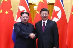 Chủ tịch Trung Quốc Tập Cận Bình (phải) và nhà lãnh đạo Triều Tiên Kim Jong-un (trái) trong cuộc gặp tại Bắc Kinh ngày 27/3. (Nguồn: THX/TTXVN)
