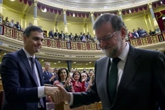 Thủ tướng bị phế truất Mariano Rajoy (phải) và tân Thủ tướng Pedro Sanchez sau phiên bỏ phiếu bất tín nhiệm của Quốc hội ở Madrid ngày 1/6. (Nguồn: AFP/TTXVN)