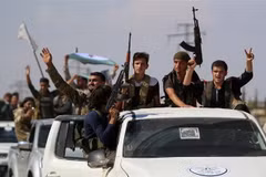 Các tay súng thuộc phe nổi dậy sau một buổi huấn luyện quân sự tại tỉnh Idlib, Syria ngày 11/9. (Ảnh: AFP/TTXVN)