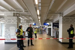 Lực lượng an ninh phong tỏa hiện trường vụ tấn công bằng dao tại nhà ga trung tâm ở Amsterdam, Hà Lan ngày 31/8. (Ảnh: AFP/TTXVN)