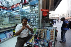 Công nhân làm việc tại một cửa hàng sửa đồng hồ ở Jeddah, Saudi Arabia. (Ảnh: AFP/TTXVN)