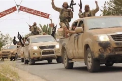 Các tay súng IS tại khu vực Welayat Homs, Syria ngày 4/7/2015. (Ảnh: AFP/TTXVN)