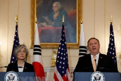 Ngoại trưởng Mỹ Mike Pompeo (phải) trong cuộc họp báo chung với người đồng cấp Hàn Quốc Kang Kyung-wha tại Washington DC., ngày 11/5. (Nguồn: THX/ TTXVN)