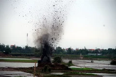 Hủy nổ thành công lượng bom bi tìm được. (Ảnh: TTXVN phát)