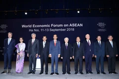 Tổng Bí thư Nguyễn Phú Trọng, Thủ tướng Nguyễn Xuân Phúc, Chủ tịch sáng lập WEF Klaus Schwab (thứ ba, từ phải sang) và các trưởng đoàn tham dự hội nghị chụp ảnh chung. (Ảnh: Thống Nhất/TTXVN)