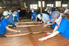 Sản xuất bàn ghế ngoài trời xuất khẩu. (Ảnh: Thanh Long/TTXVN)