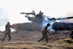 Binh sỹ Nga và Armenia tham gia một cuộc diễn tập quân sự. (Nguồn: AFP/TTXVN)