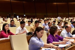 Các đại biểu Quốc hội bấm nút thông qua Luật An ninh mạng. (Ảnh: Dương Giang/TTXVN)