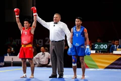 Vận động viên Bùi Trường Giang (áo xanh) thua trận chung kết với tỷ số 0-2. (Ảnh: Hoàng Linh/TTXVN)