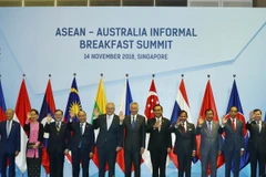 Thủ tướng Nguyễn Xuân Phúc (thứ tư, từ trái sang), Thủ tướng Australia Scott Morrison (thứ năm, từ trái sang) và các Trưởng đoàn ASEAN chụp ảnh chung. (Ảnh: Thống Nhất/TTXVN)