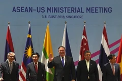  Ngoại trưởng Mỹ Mike Pompeo (giữa) tại Hội nghị ở Singapore ngày 3/8. (Ảnh: AFP/TTXVN)