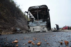 [Video] Điện Biên: Xe khách cháy rụi trong đêm trên đèo Pha Đin