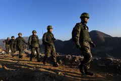 Các thanh sát viên Hàn Quốc kiểm chứng đối với việc dỡ bỏ vũ khí và rút binh sỹ tại trạm gác bên phía Triều Tiên ngày 12/12/2018. (Ảnh: Yonhap/TTXVN)