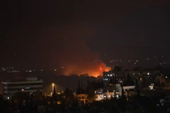 Trong ảnh: Khói lửa bốc lên từ căn cứ không quân Mazzeh, phía Tây thủ đô Damascus, Syria ngày 2/9. (Ảnh: THX/TTXVN)