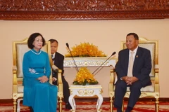 Chủ tịch Thượng viện, Phó Chủ tịch đảng Nhân dân Campuchia (CPP) Samdech Say Chhum đón tiếp bà Trương Thị Mai. (Ảnh: Minh Hưng-Chanh Đa/TTXVN)